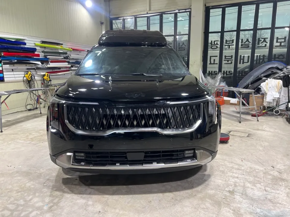 Kia Carnival Hi-Limousine vinyl wrap installation result
