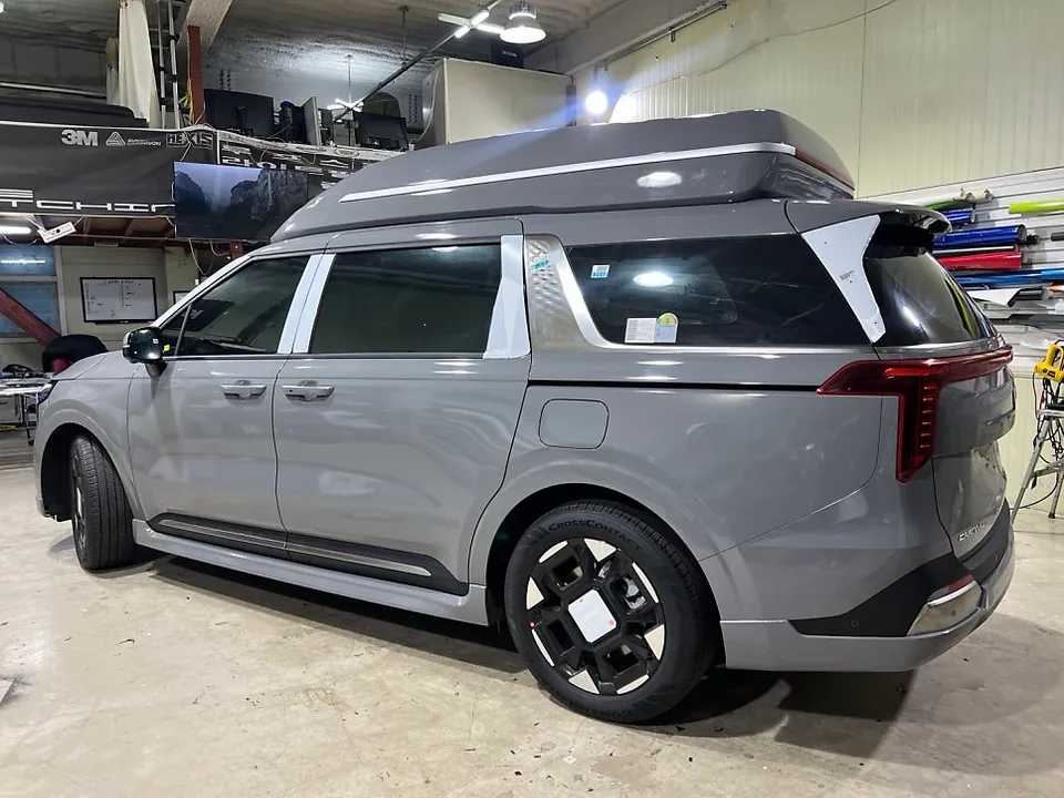 Kia Carnival Hi-Limousineのカーラッピング事例 施工写真 2-2