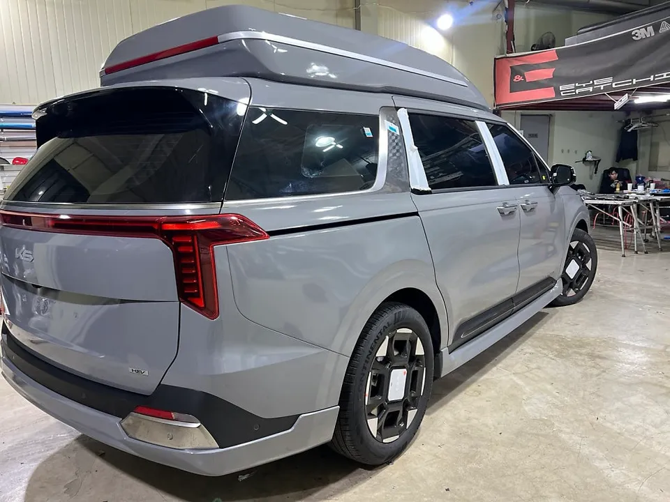 Kia Carnival Hi-Limousineのカーラッピング事例 施工写真 3-2
