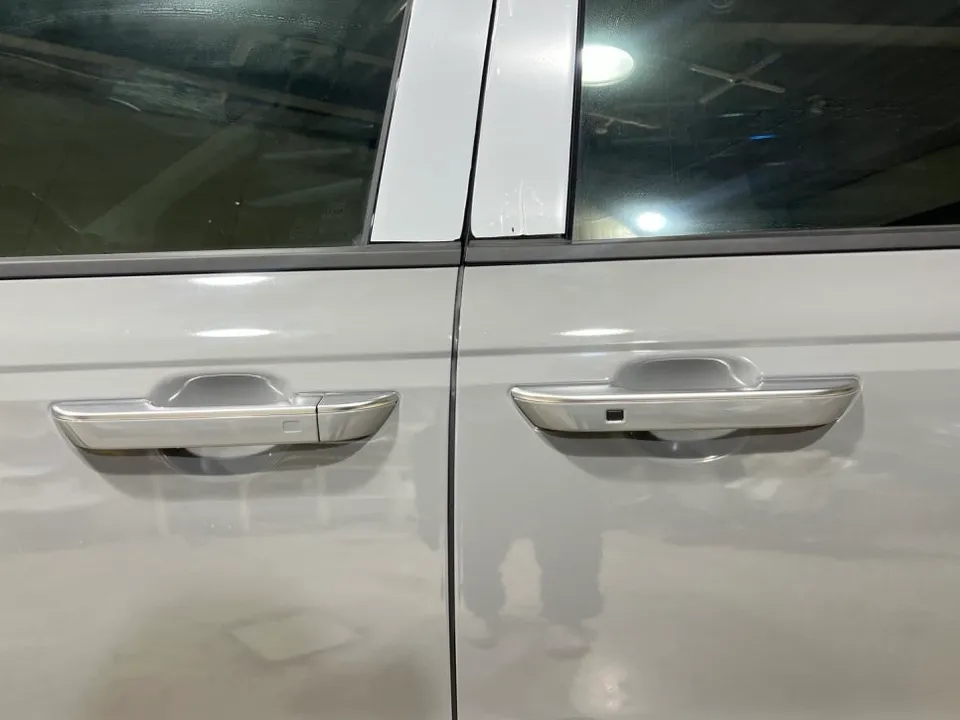 Kia Carnival Hi-Limousineのカーラッピング事例 施工写真 1-3