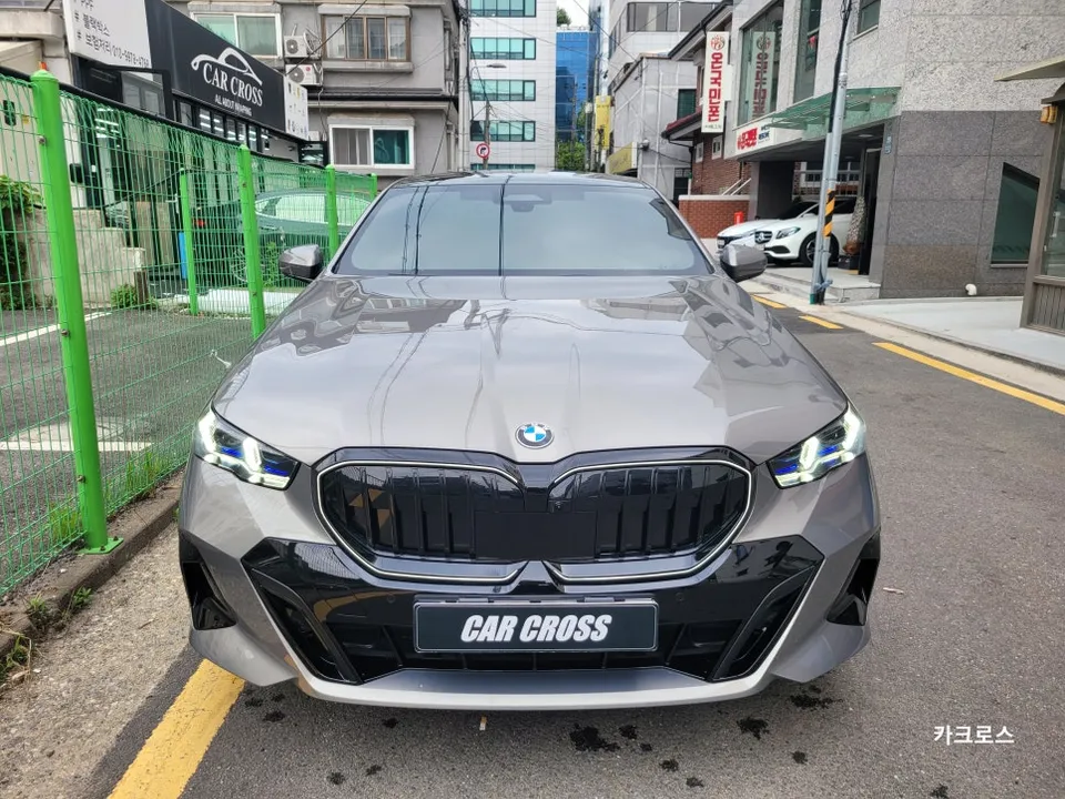 BMW 5 Seriesのグリルラッピング事例|費用目安・仕上がり 写真