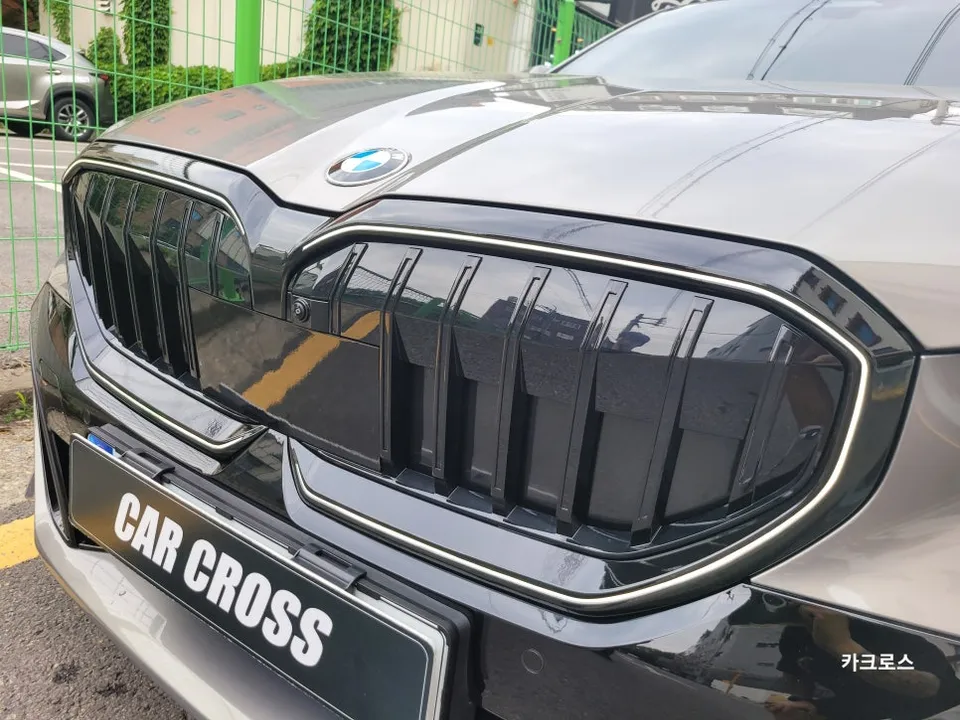 BMW 5 Seriesのグリルラッピング事例|費用目安・仕上がり 施工写真 1-2