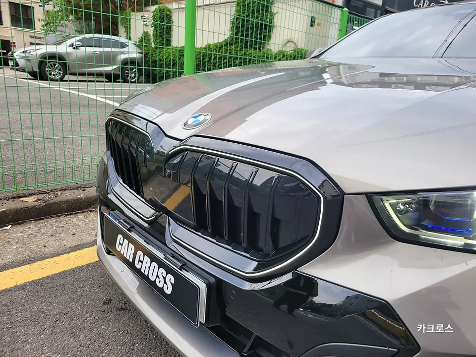 BMW 5 Seriesのグリルラッピング事例|費用目安・仕上がり 施工写真 2-2