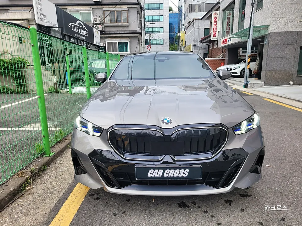 BMW 5 Seriesのグリルラッピング事例|費用目安・仕上がり 施工写真 3-2