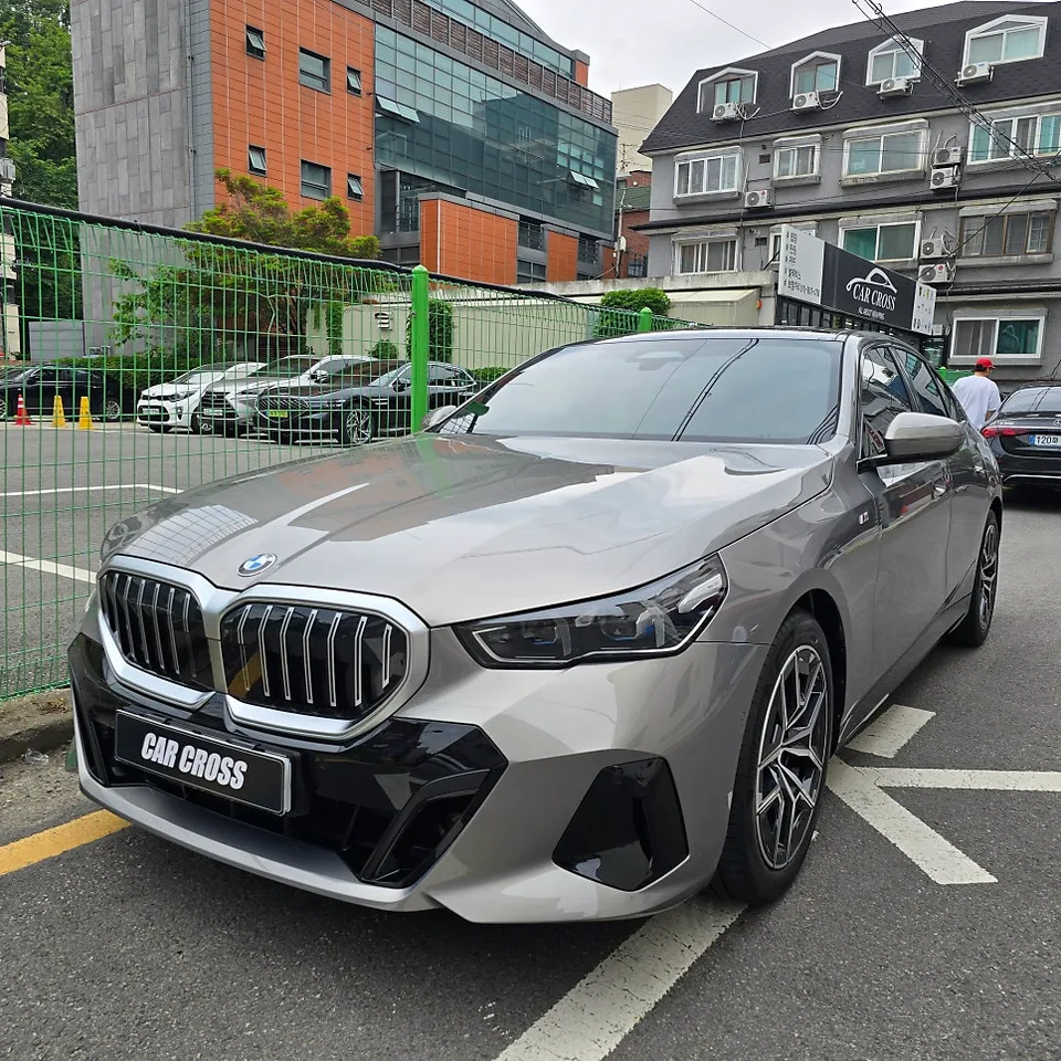 BMW 5 Seriesのグリルラッピング事例|費用目安・仕上がり 施工写真 1-3