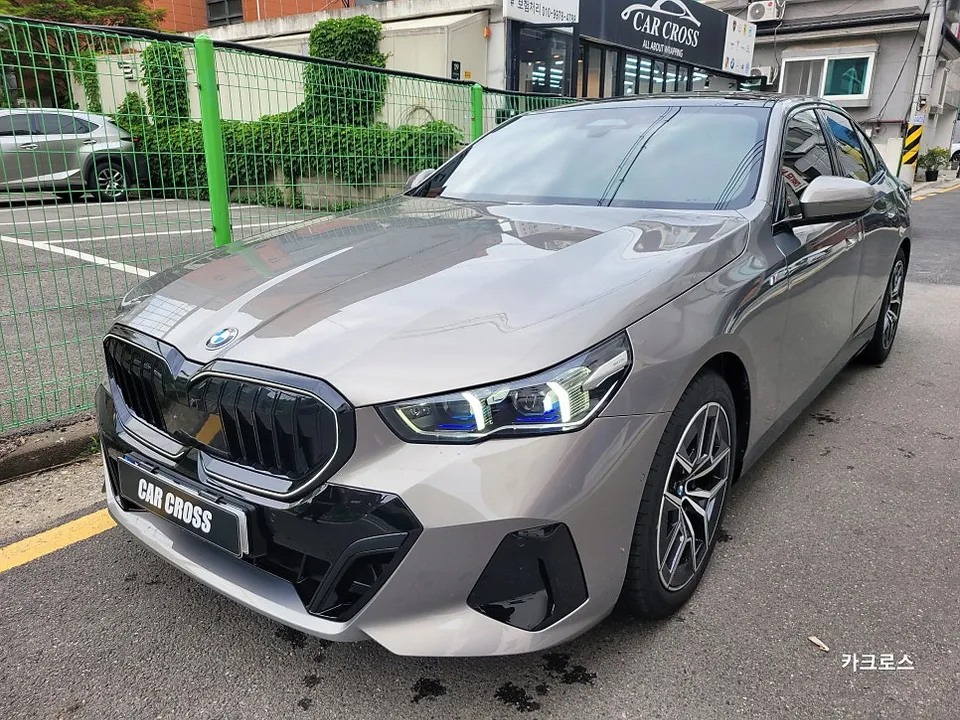 BMW 5 Seriesのグリルラッピング事例|費用目安・仕上がり 施工写真 2-3