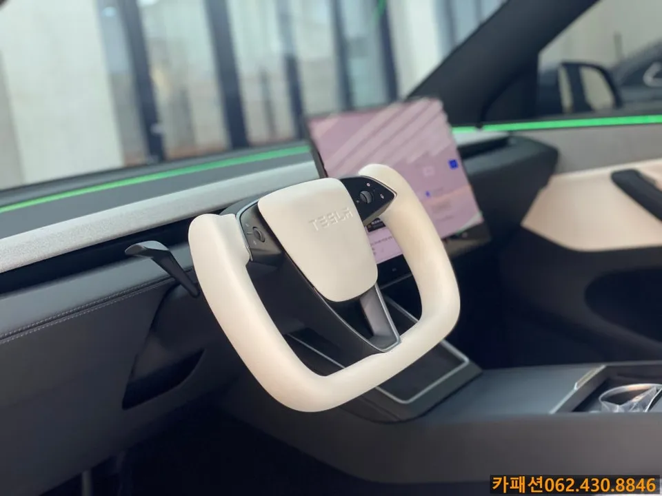 Tesla Model Y steering wheel - Tesla Model Y Steering Wheel Customization Review photo 4