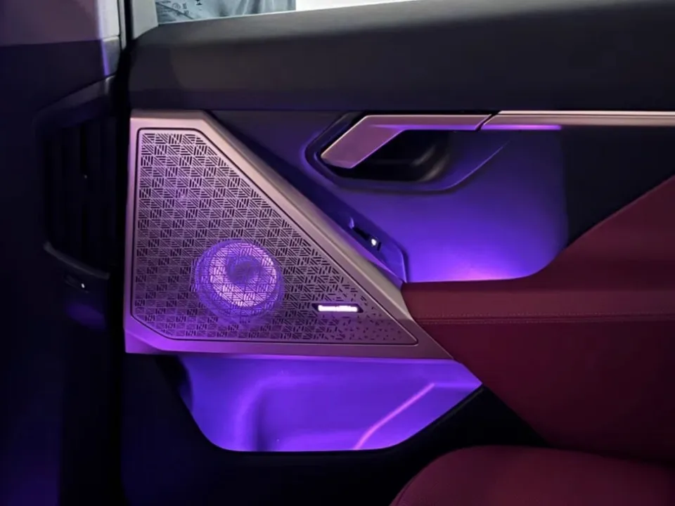 BMW 5 Series ambient lighting - BMW G60 5 Series Ambient Lighting Review — Enhanced Interior photo 3