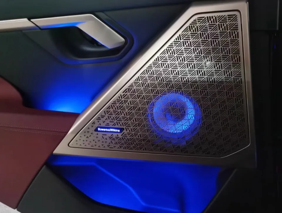 BMW 5 Series ambient lighting - BMW G60 5 Series Ambient Lighting Review — Enhanced Interior photo 4