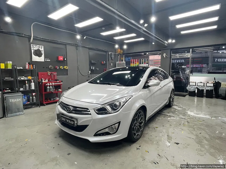 Hyundai i40のカーラッピング事例｜高級感ある仕上がり 施工写真 2-2