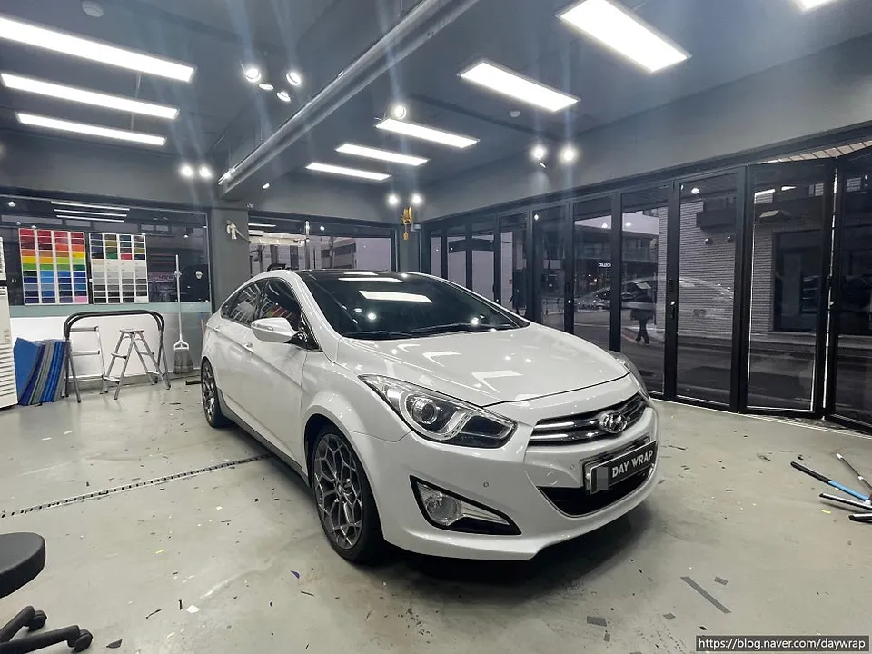 Hyundai i40のカーラッピング事例｜高級感ある仕上がり 施工写真 2-3