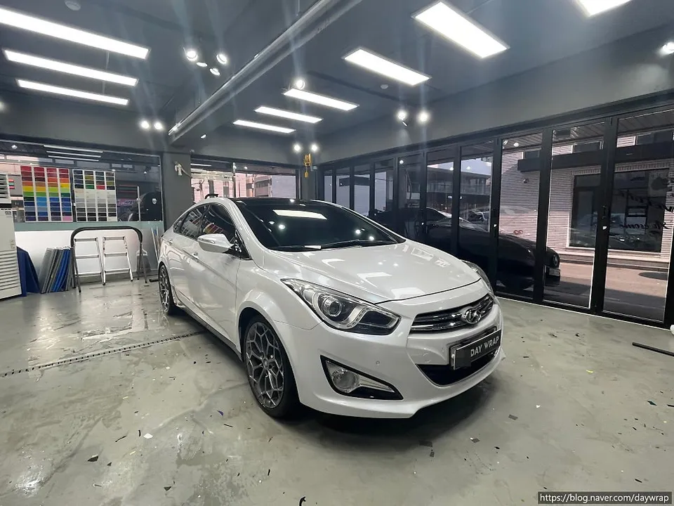 Hyundai i40のカーラッピング事例｜高級感ある仕上がり 施工写真 3-3