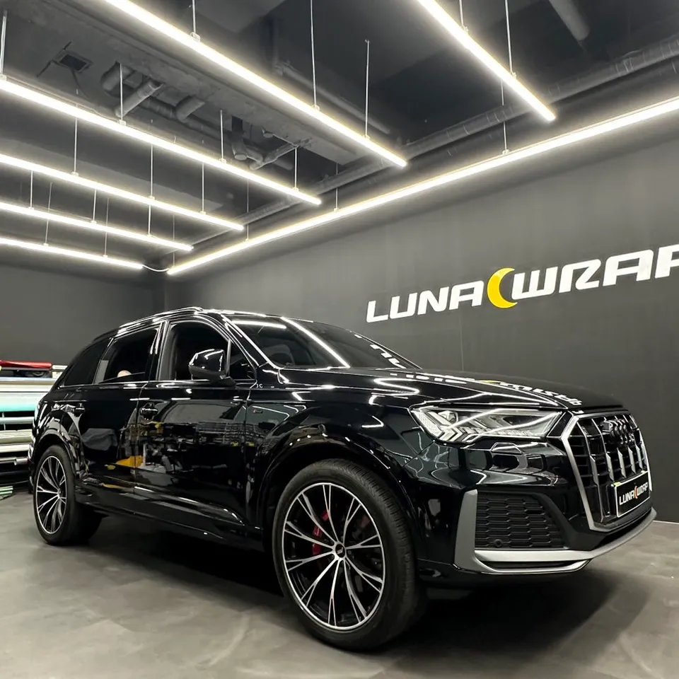 Audi Q7のカーラッピング事例：クローム部分の印象チェンジ 施工写真 1-1