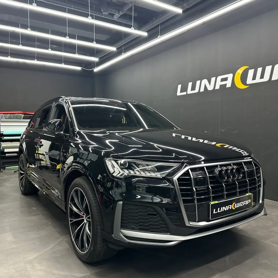 Audi Q7のカーラッピング事例：クローム部分の印象チェンジ 施工写真 2-1