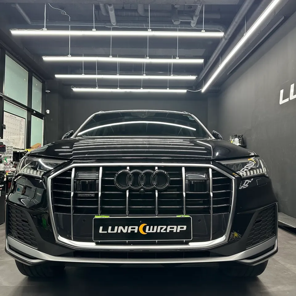 Audi Q7のカーラッピング事例：クローム部分の印象チェンジ 施工写真 3-1