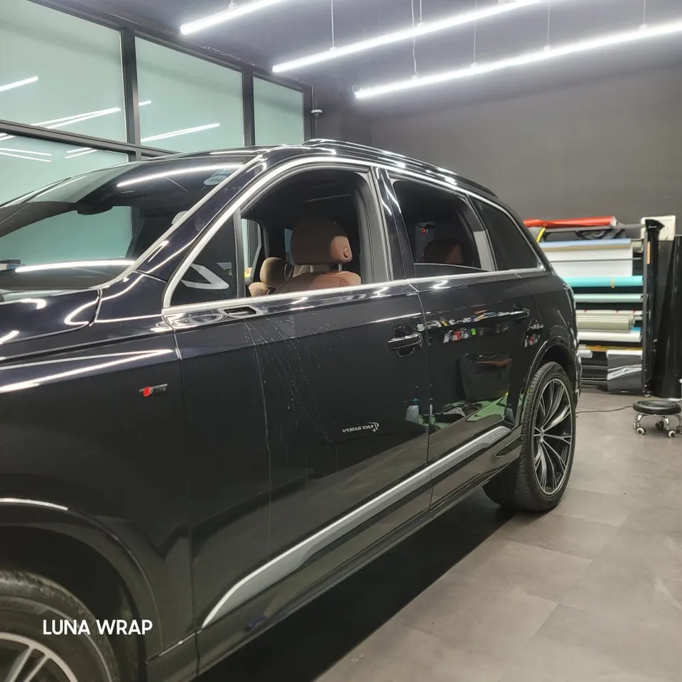 Audi Q7のカーラッピング事例：クローム部分の印象チェンジ 施工写真 1-2