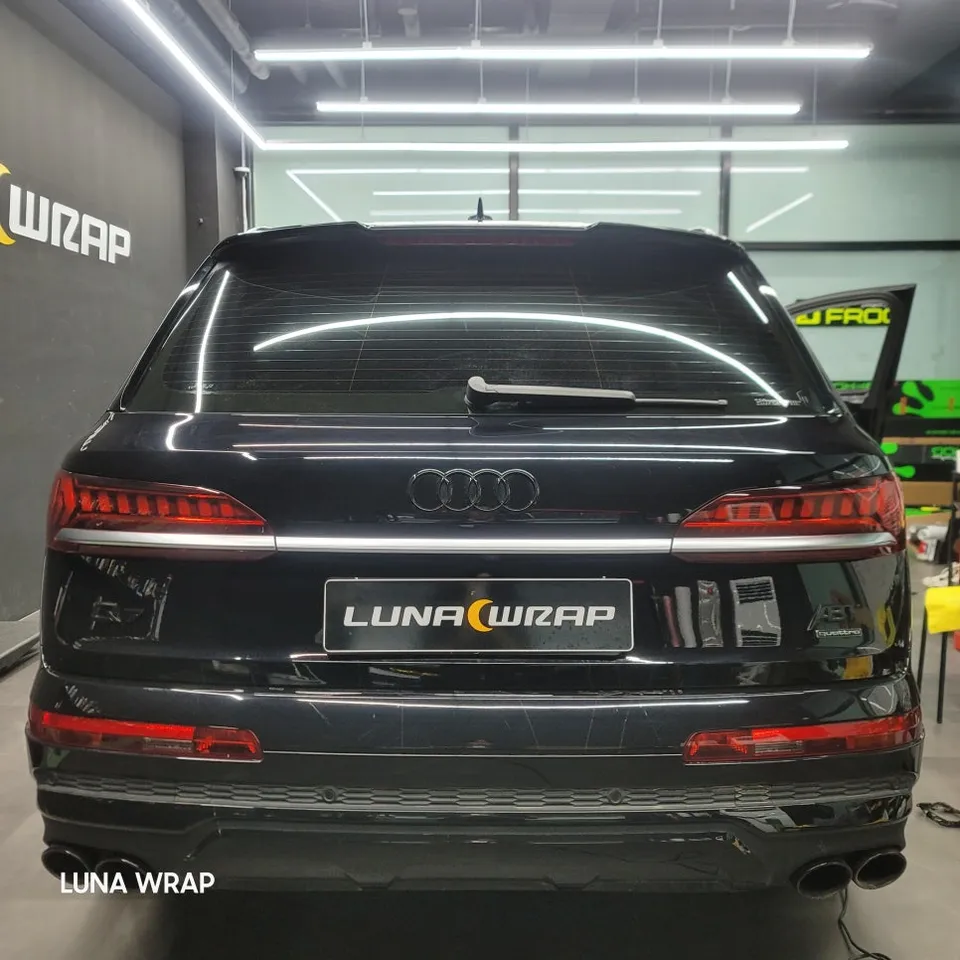 Audi Q7のカーラッピング事例：クローム部分の印象チェンジ 施工写真 2-2