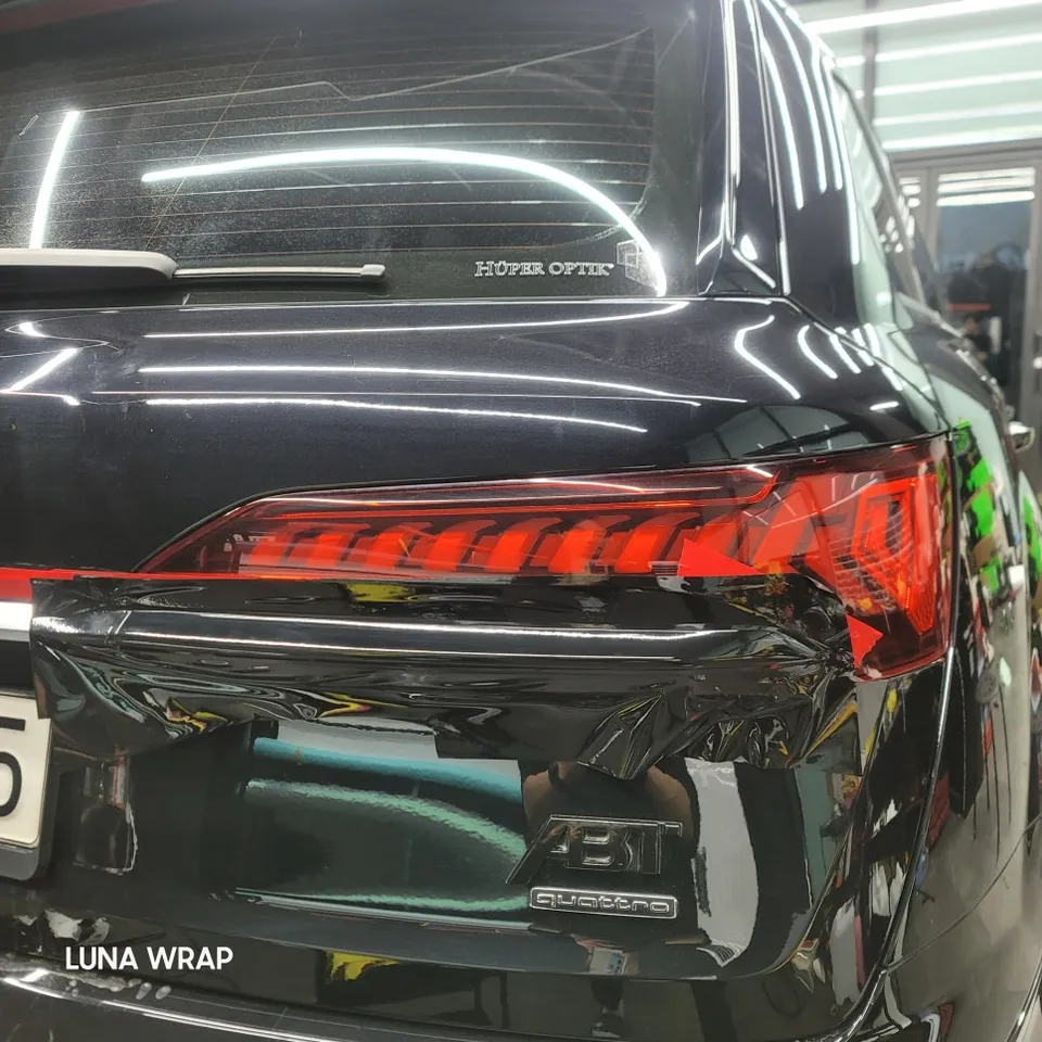 Audi Q7のカーラッピング事例：クローム部分の印象チェンジ 施工写真 1-3
