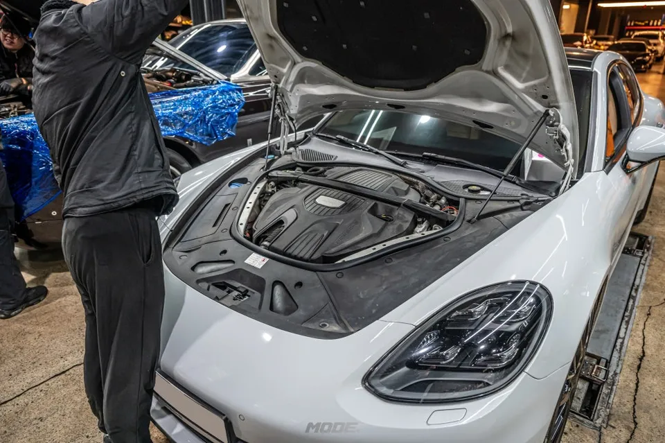 Porsche Panamera 4 body repair installation result