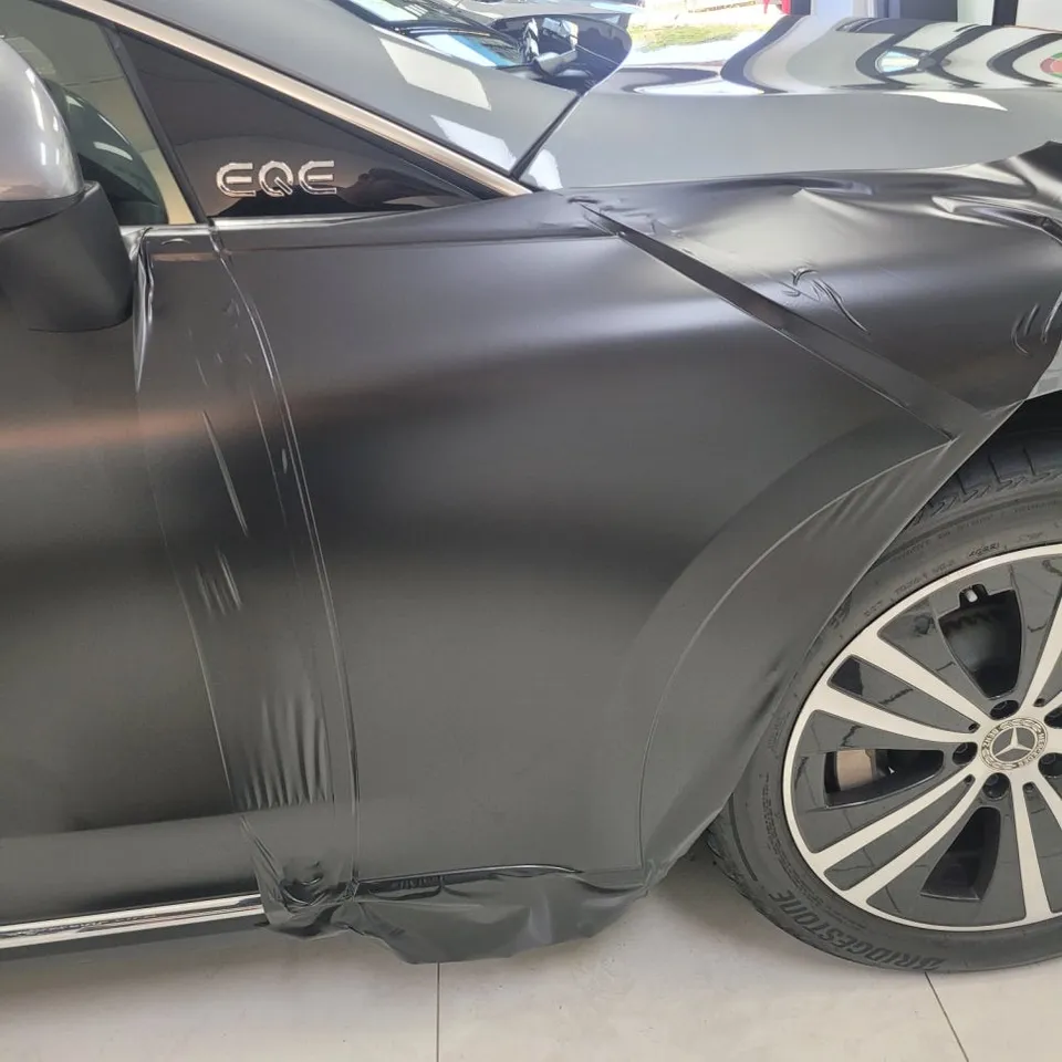 Mercedes-Benz EQEのカーラッピング事例|サテンブラック 施工写真 3-2