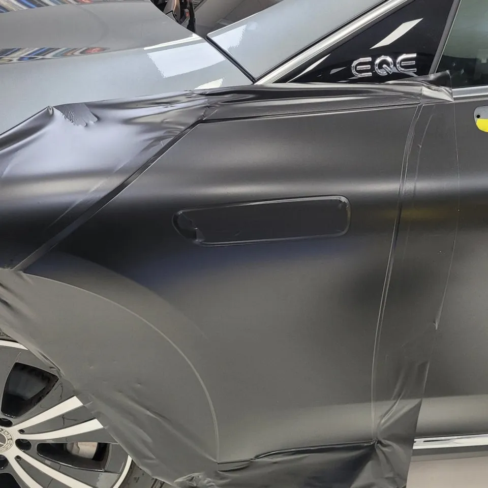 Mercedes-Benz EQEのカーラッピング事例|サテンブラック 施工写真 1-3