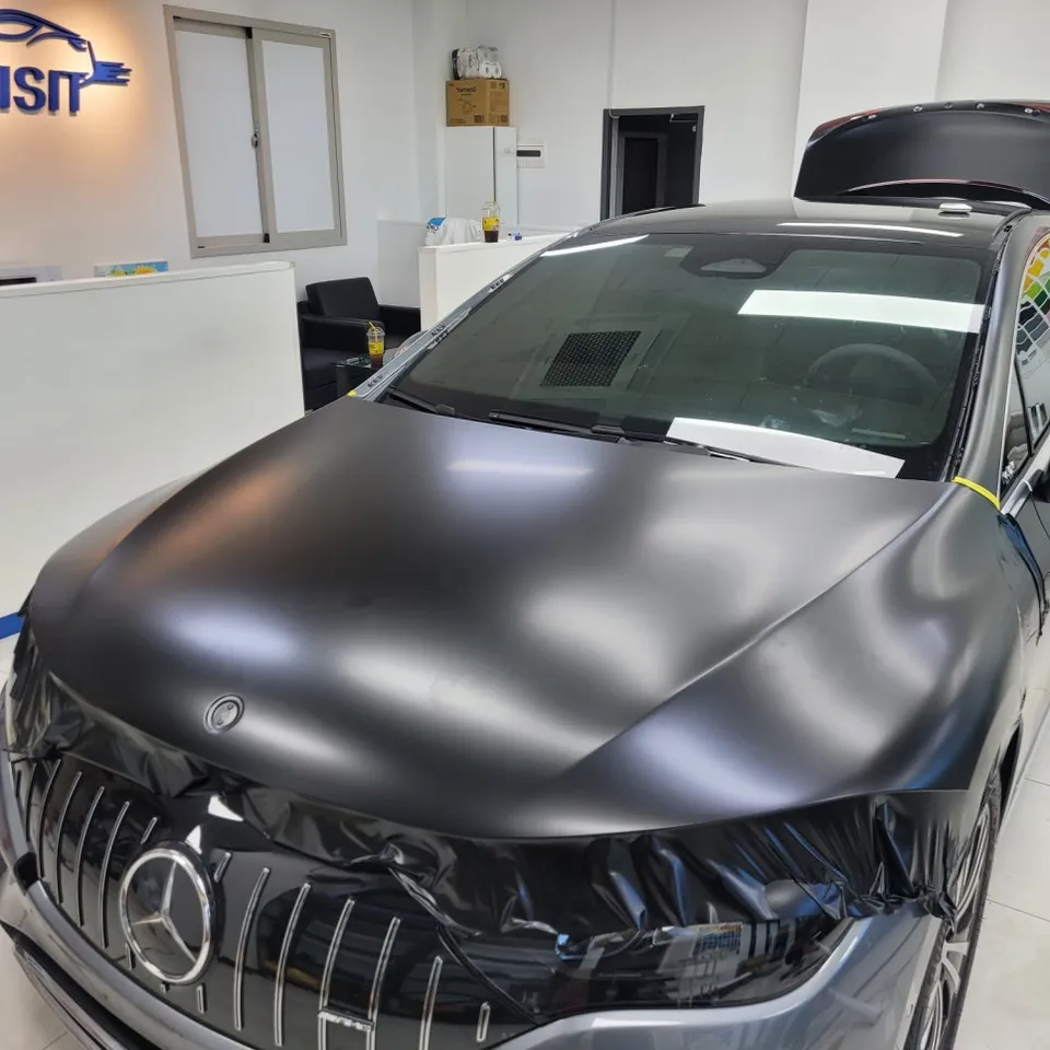 Mercedes-Benz EQEのカーラッピング事例|サテンブラック 施工写真 2-3