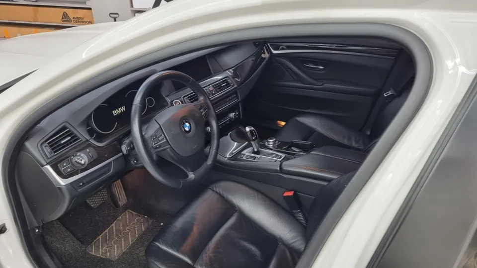 BMW 5 Series F10のカーラッピング事例｜3Mマットブラック 施工写真 1-1