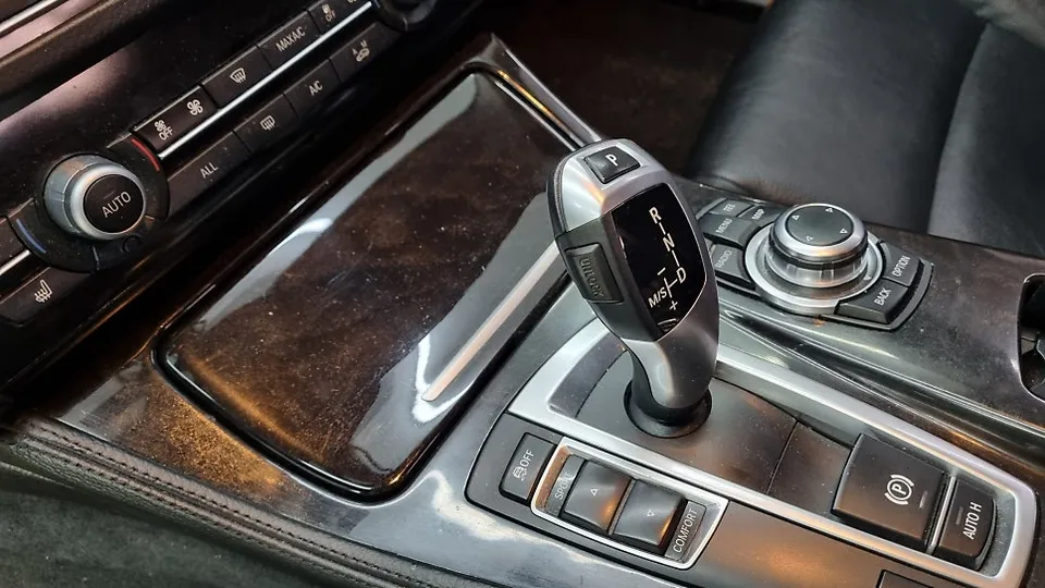 BMW 5 Series F10のカーラッピング事例｜3Mマットブラック 施工写真 3-1