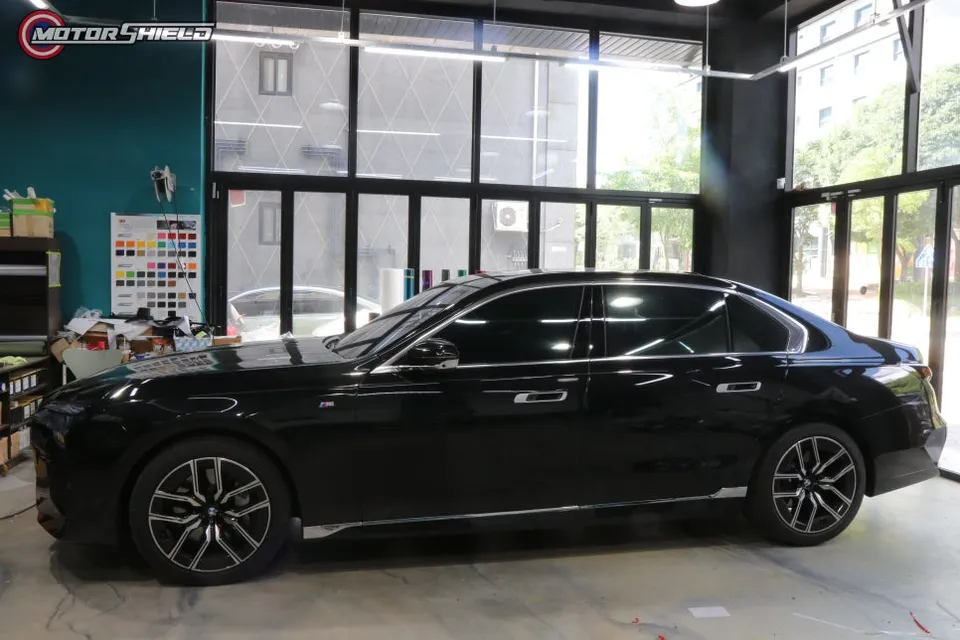 BMW 7 Seriesのカーラッピング事例|費用目安・仕上がり 施工写真 3-1