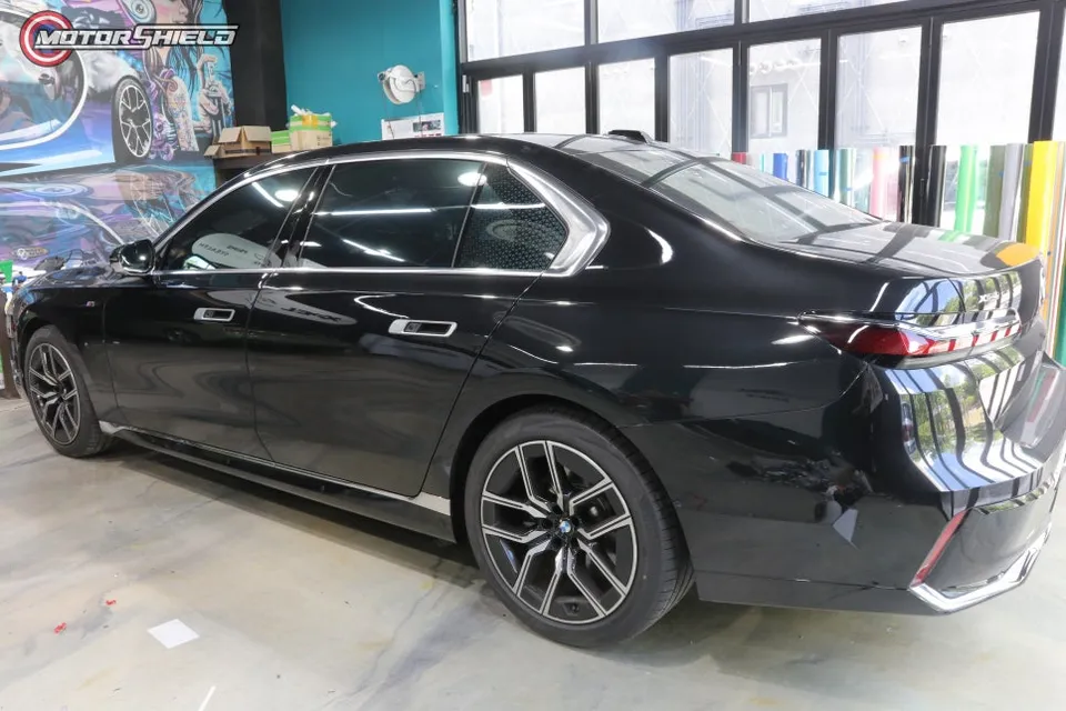 BMW 7 Seriesのカーラッピング事例|費用目安・仕上がり 施工写真 1-2