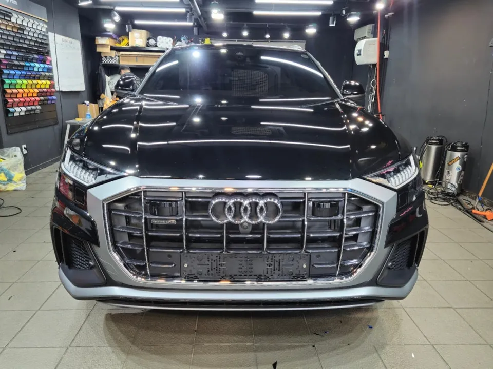 Audi Q8のカーラッピング事例｜クローム除去とレタリング交換 施工写真 2-1