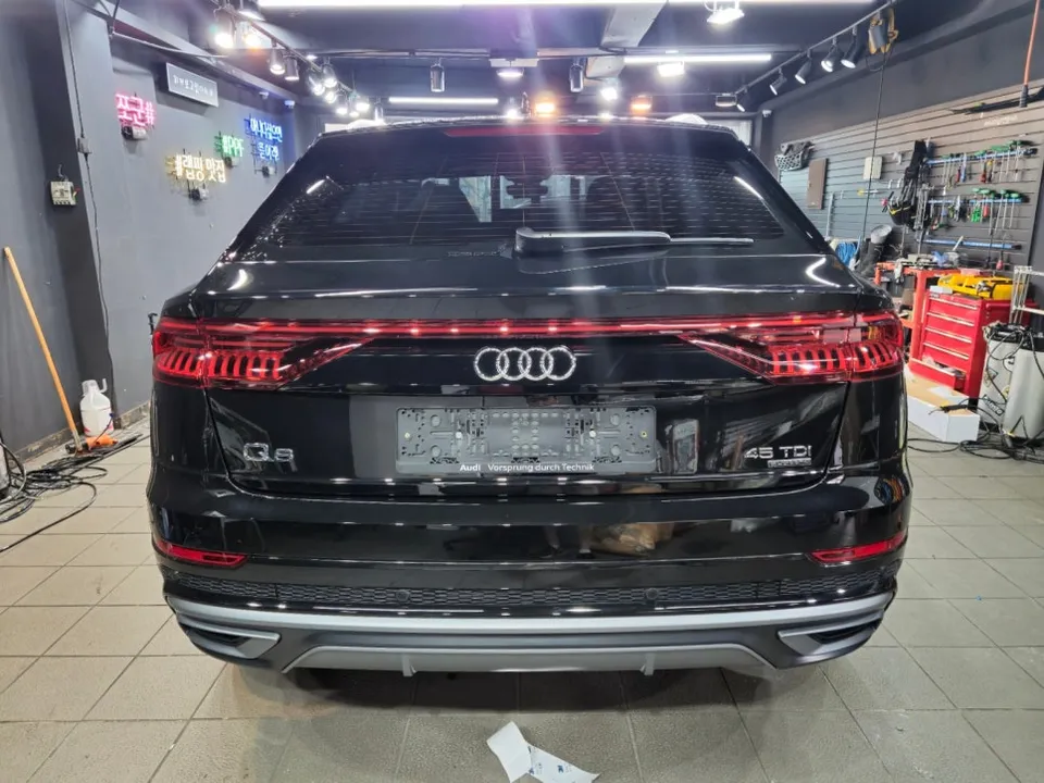 Audi Q8のカーラッピング事例｜クローム除去とレタリング交換 施工写真 3-1