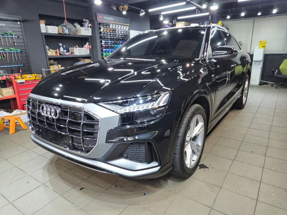 Audi Q8のカーラッピング事例｜クローム除去とレタリング交換 施工写真 1-2