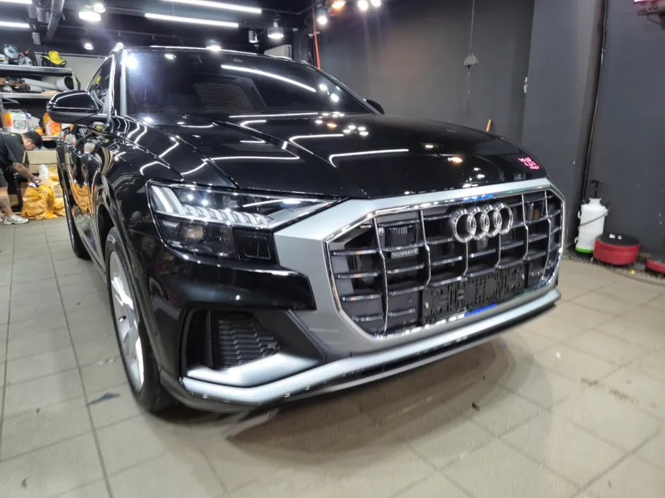 Audi Q8のカーラッピング事例｜クローム除去とレタリング交換 施工写真 2-2