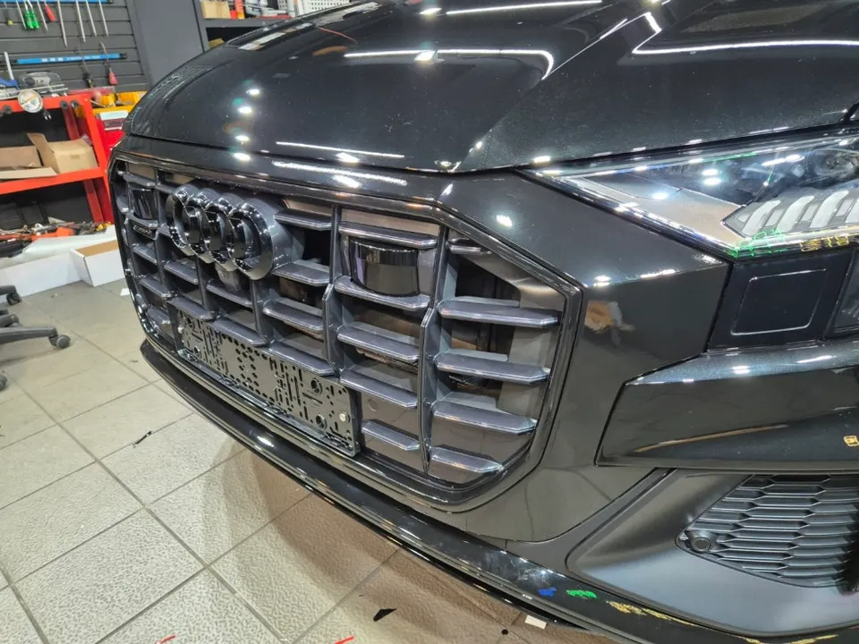 Audi Q8のカーラッピング事例｜クローム除去とレタリング交換 施工写真 1-3