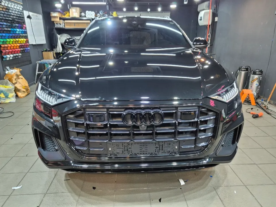 Audi Q8のカーラッピング事例｜クローム除去とレタリング交換 施工写真 3-3
