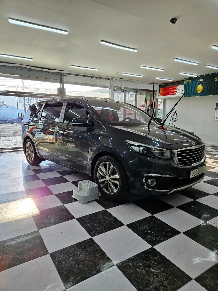 Kia Carnivalのカーフィルム施工事例｜断熱・スモークフィルムの効果 写真