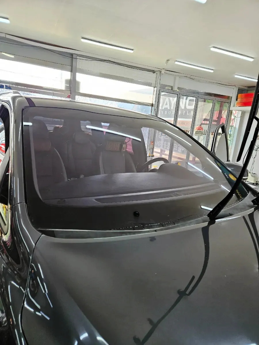 Kia Carnivalのカーフィルム施工事例｜断熱・スモークフィルムの効果 施工写真 2-3