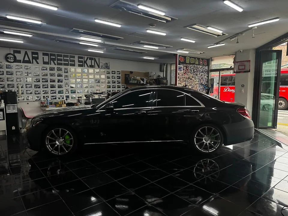 Mercedes-Benz S-Class W222のカーラッピング事例 施工写真 2-1