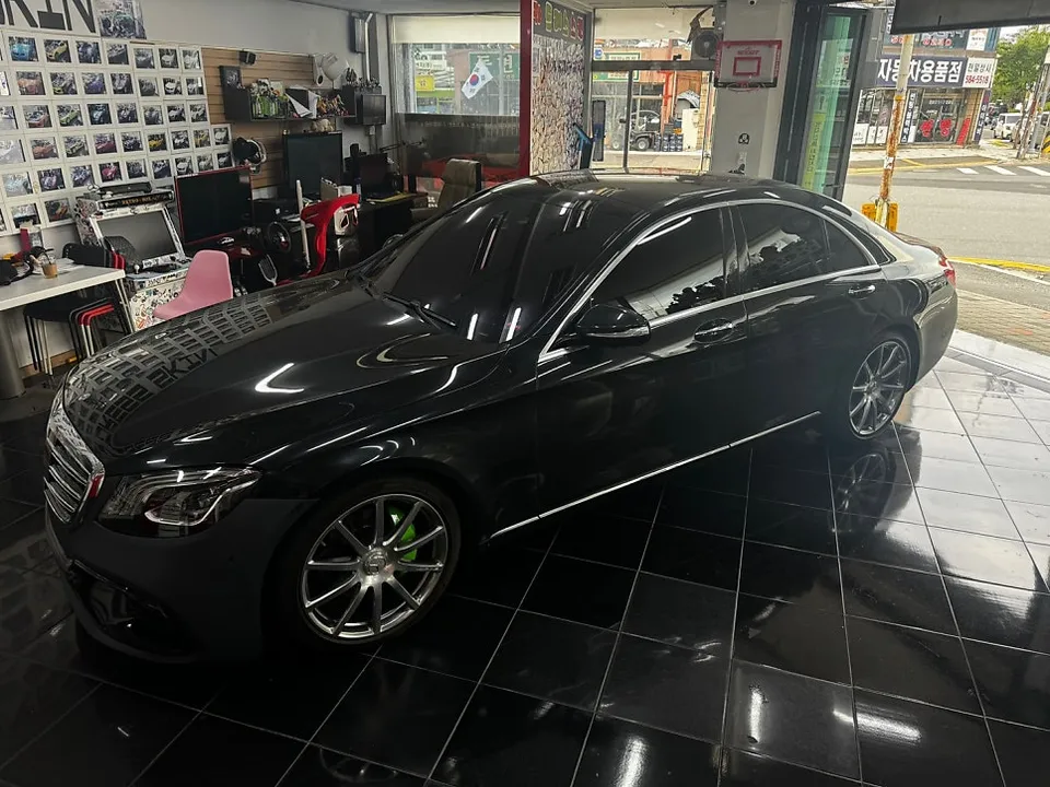 Mercedes-Benz S-Class W222のカーラッピング事例 施工写真 3-1