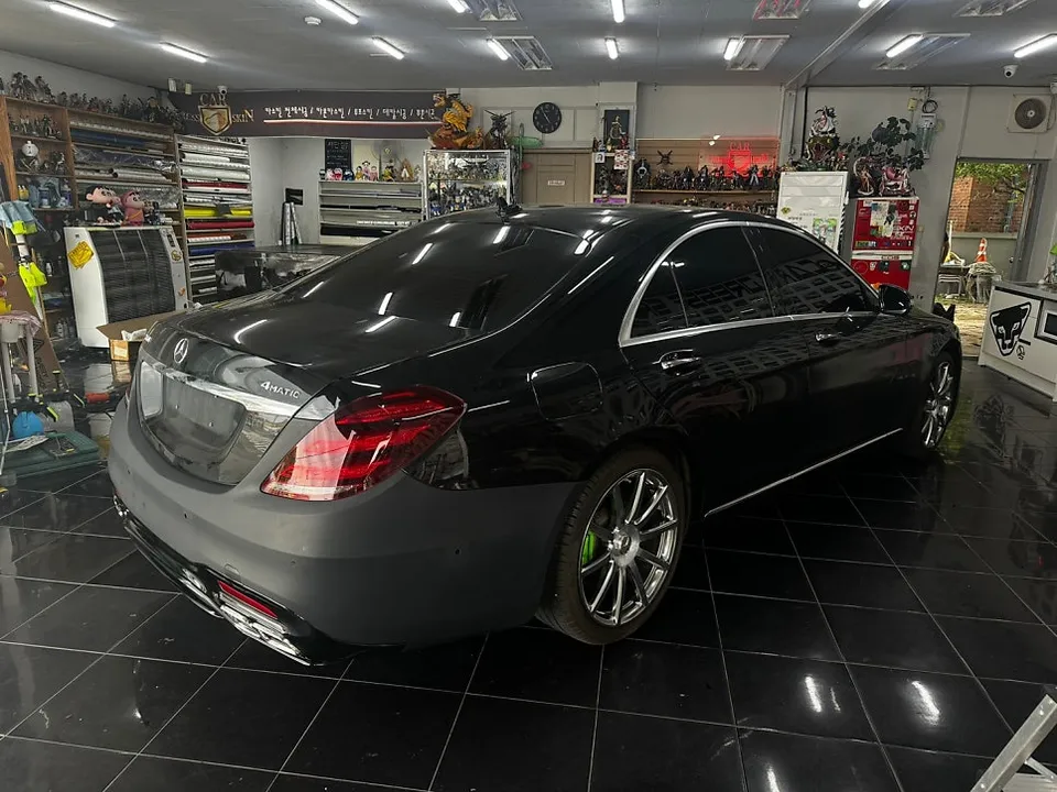 Mercedes-Benz S-Class W222のカーラッピング事例 施工写真 1-2