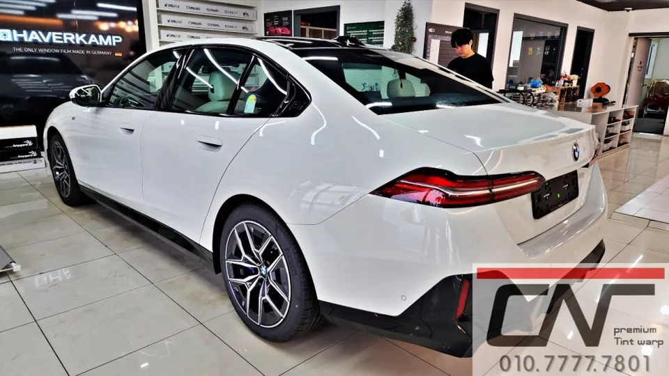 BMW 5 Series G60のカーフィルム施工事例 施工写真 6