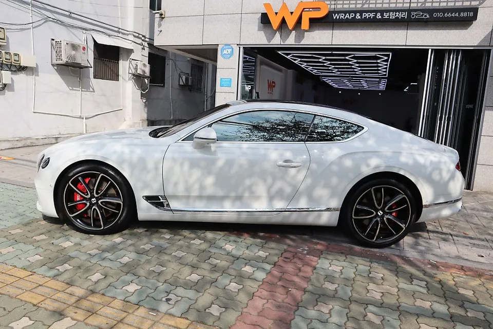 Bentley Continental GTのPPF施工事例|6年経過後の再施工 施工写真 2-1