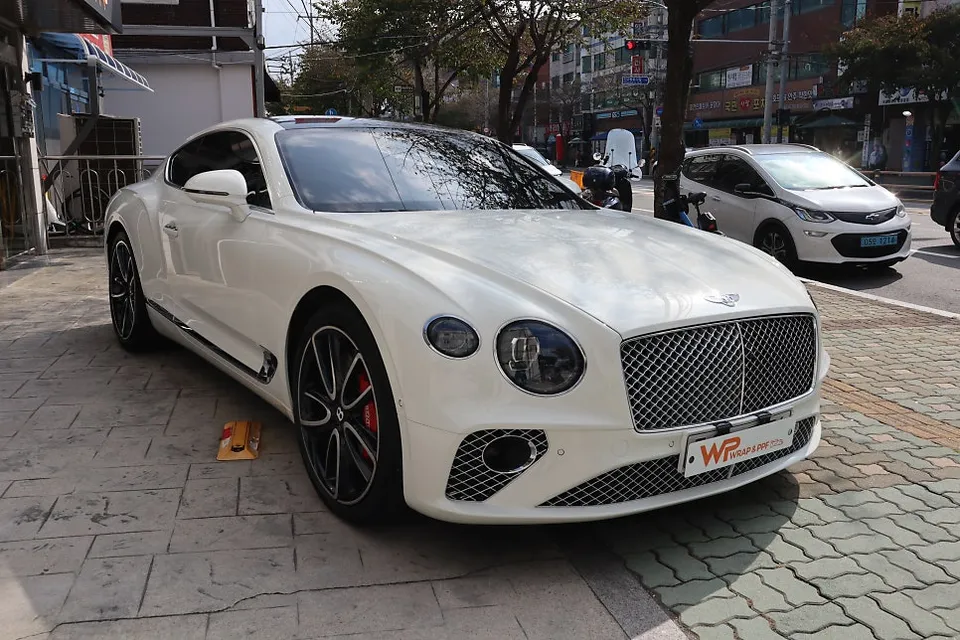 Bentley Continental GTのPPF施工事例|6年経過後の再施工 施工写真 2-2