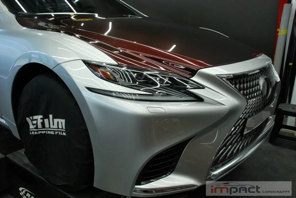 Lexus LS 500のカーラッピング事例：高光沢ローズブラック 施工写真 2-1