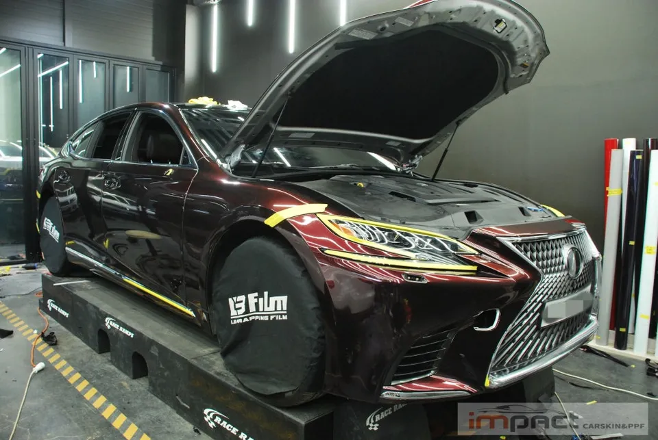Lexus LS 500のカーラッピング事例：高光沢ローズブラック 施工写真 2-2