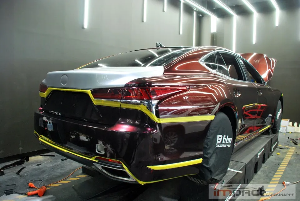 Lexus LS 500のカーラッピング事例：高光沢ローズブラック 施工写真 3-2