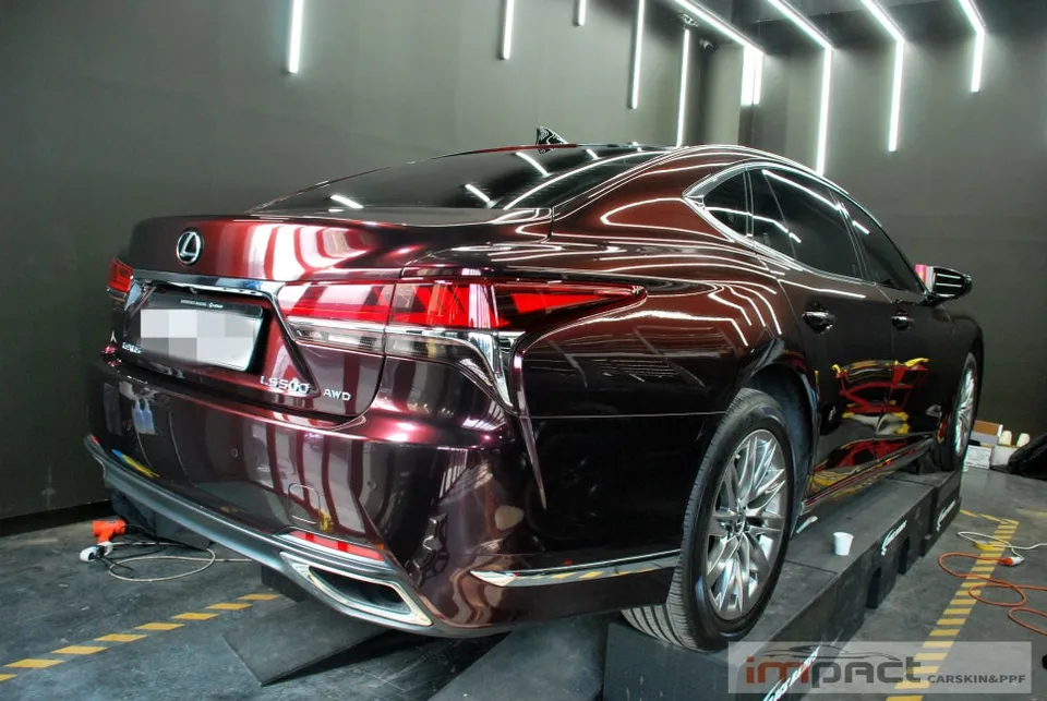Lexus LS 500のカーラッピング事例：高光沢ローズブラック 施工写真 1-3