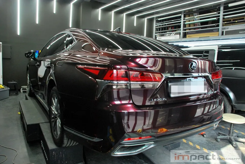 Lexus LS 500のカーラッピング事例：高光沢ローズブラック 施工写真 2-3