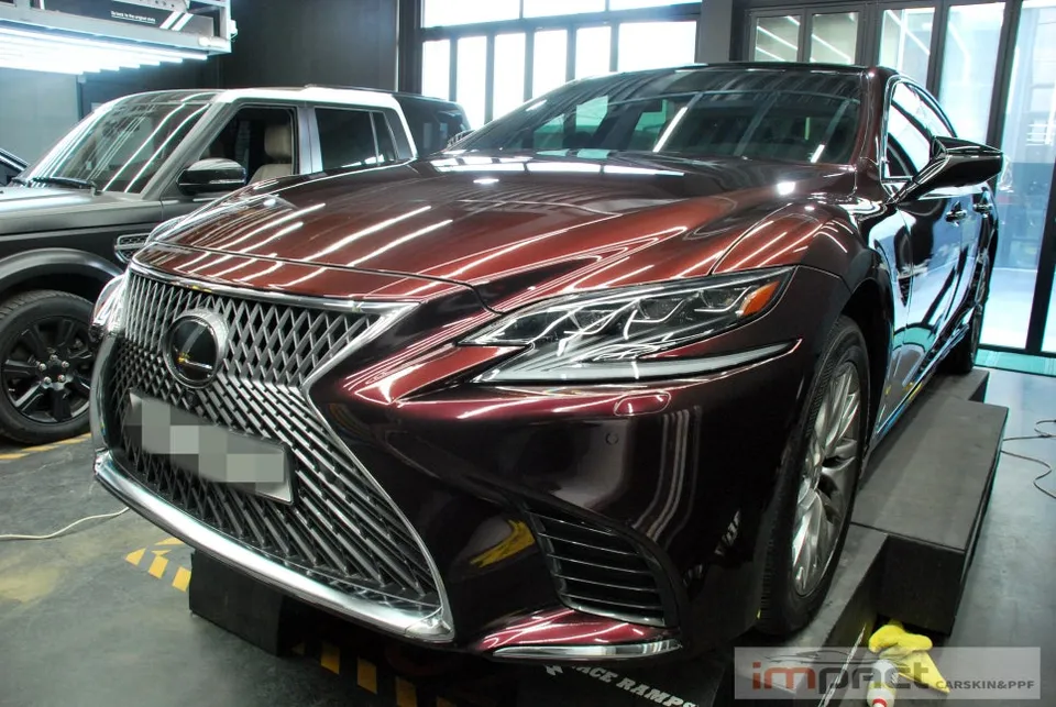 Lexus LS 500のカーラッピング事例：高光沢ローズブラック 施工写真 3-3